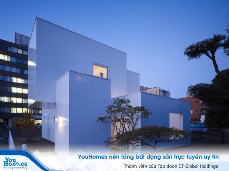 Màu trắng hoàn toàn giúp căn nhà kiểu Nhật như một khung cảnh đến từ tương lai. 