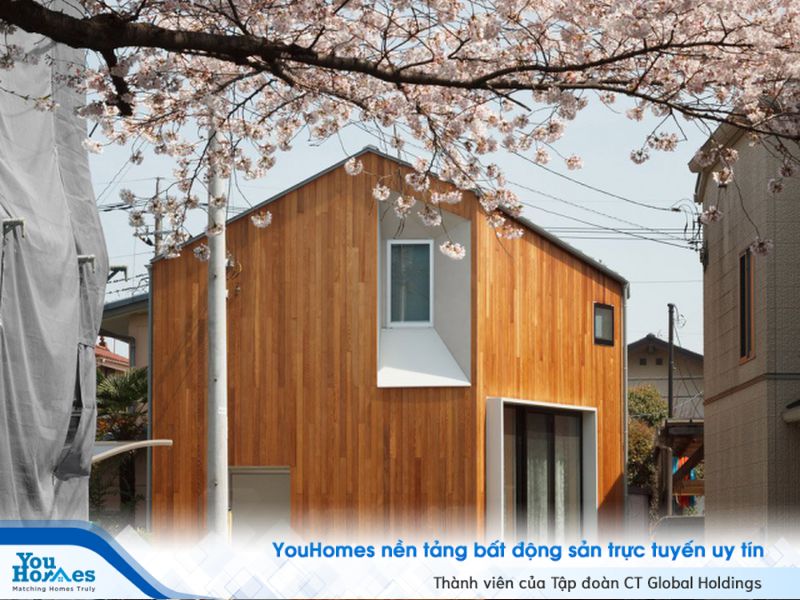 Căn nhà kiểu Nhật với phần bên ngoài được ốp gỗ hoàn toàn. 