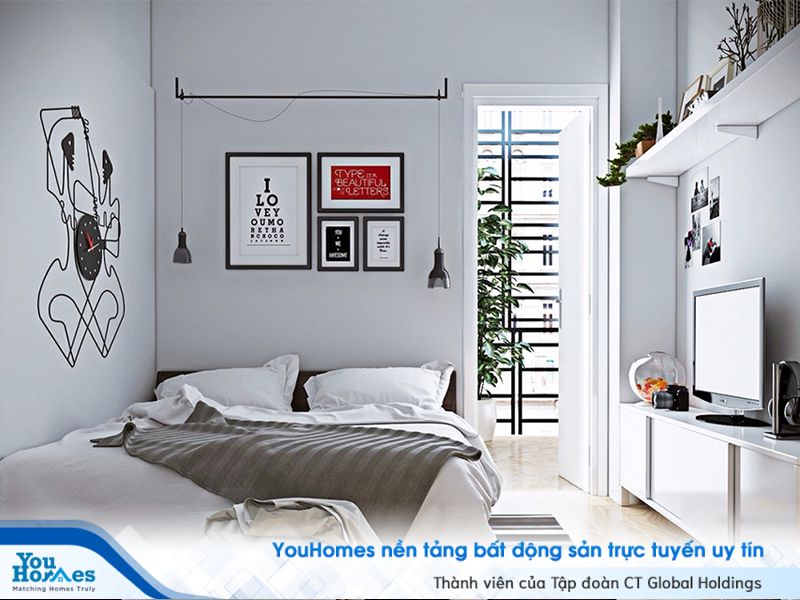 Phòng ngủ hẹp trở nên thông thoáng hơn nhờ phần ban công xanh mát. 