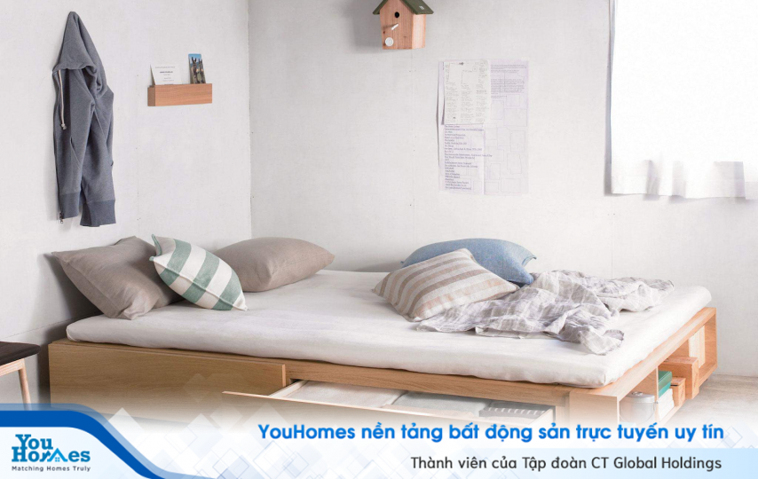 Phòng ngủ nhỏ hẹp 10m2 với chiếc giường trở thành một ngăn tủ để đồ cực kỳ tiện lợi và nhỏ gọn. 