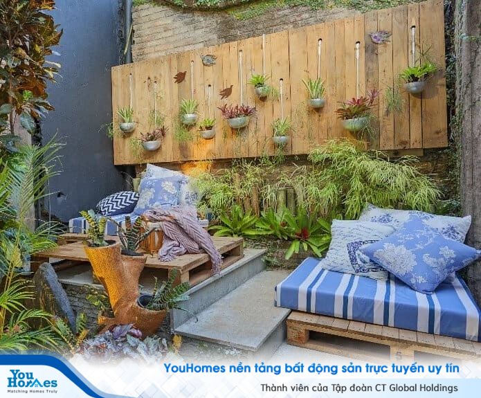 Bức tường ốp gỗ trở thành một nơi trao chậu cây độc đáo giúp sân thượng nhà phố hiện đại trở nên cực thu hút. 