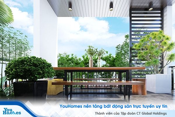 Những gam màu xanh của cây lá giúp khu vực sân thượng nhà phố hiện đại trở nên đầy sức sống. 