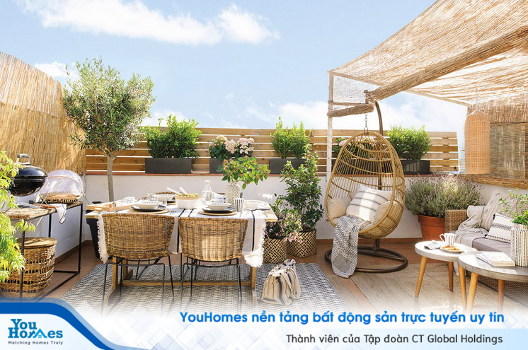Gỗ và nan tre đan lát kết hợp cùng cây cỏ tạo nên một không gian lý tưởng cho sân thượng nhà phố hiện đại. 