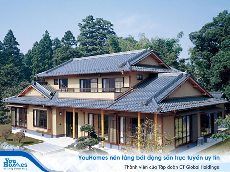 Nhà kiểu Nhật truyền thống với những đường nét mái nhà đặc trưng và cầu kỳ. 