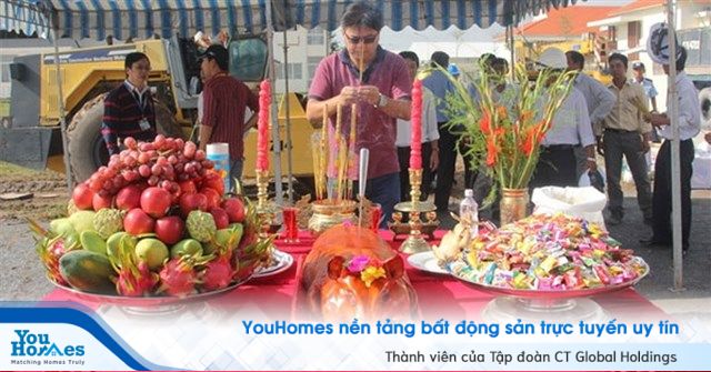 Gia chủ cần chọn ngày đẹp để cất nóc nhà.