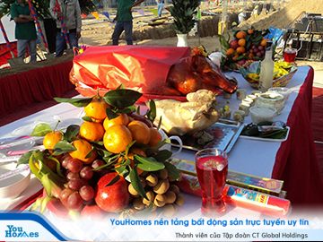 Mâm lễ cúng cất nóc nhà đầy đủ.