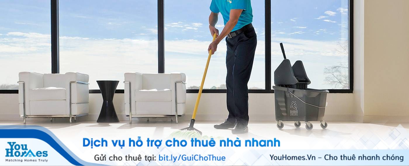 Nhân viên vệ sinh lau dọn những khu vực công cộng và thu gom rác thải mỗi ngày ở chung cư mini.