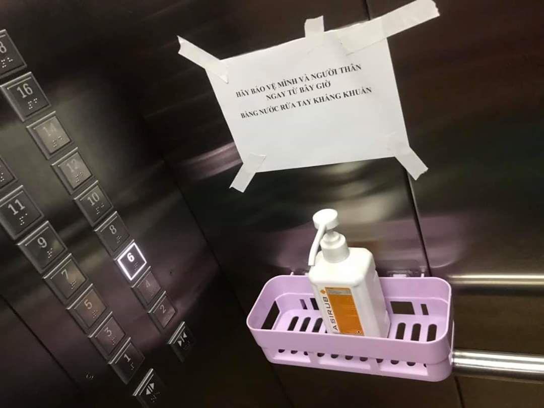 Tại một số chung cư đã trang bị nước rửa tay khô trong thang máy.