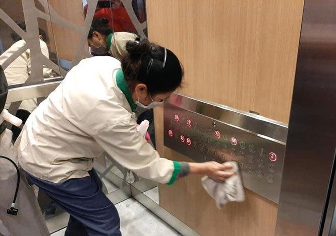 Lau rửa khử khuẩn tại thang máy là công việc thường xuyên của đội vệ sinh chung cư từ khi có dịch bệnh.