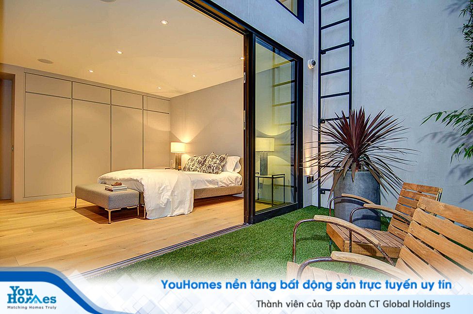 Bedroom and Courtyard