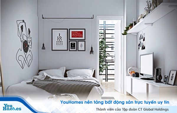 Phòng ngủ nhỏ tận dụng được ánh sáng từ ban công hẹp