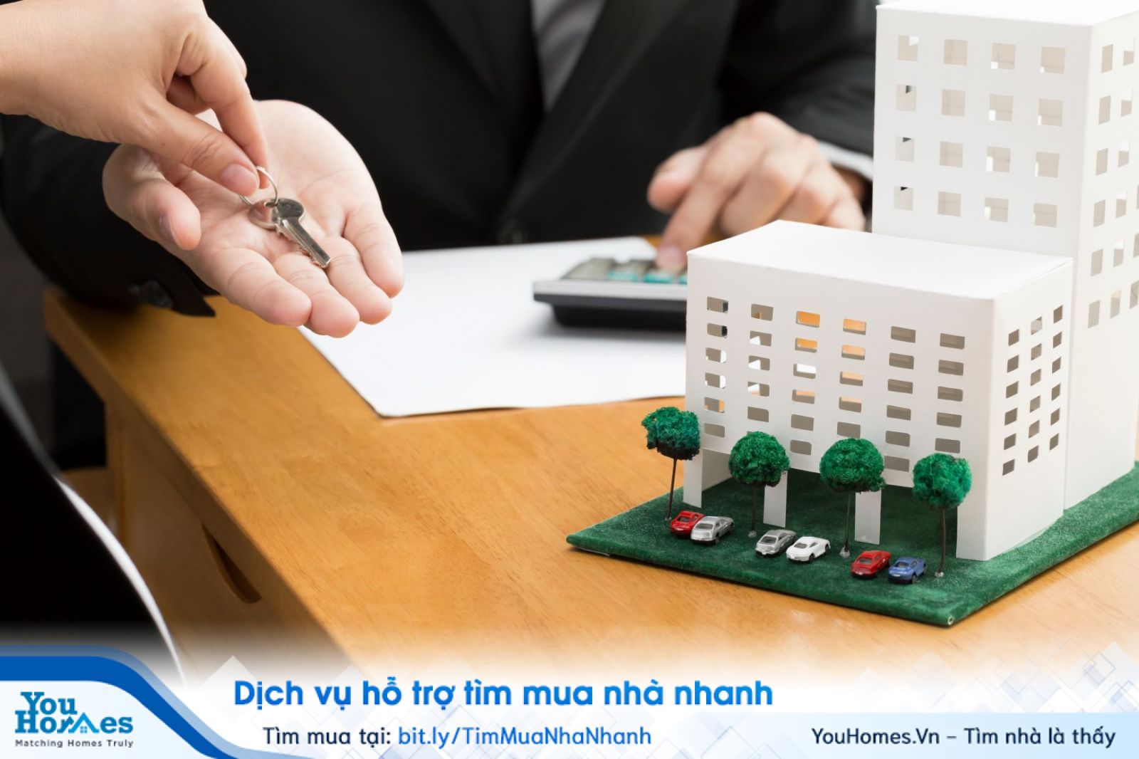 Trước khi đặt bút ký hợp đồng, bạn nên đọc kỹ các điều khoản. 