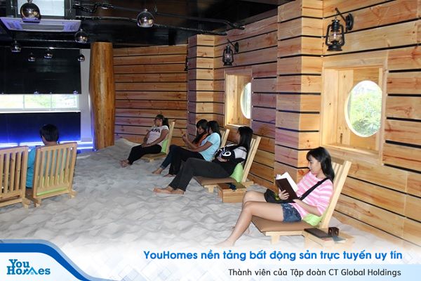 Không gian đậm chất biển tại quán Cà phê bãi biển.