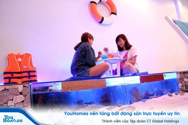 Quán cà phê bãi biển gần Sunrise City.