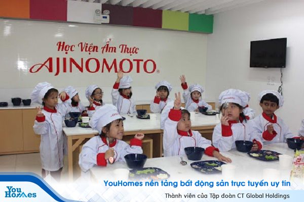 Bé trải nghiệm công việc nấu ăn.