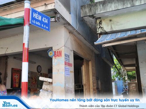 Cơ quan chức năng thường cắm các cọc lộ giới 2 bên dường để cảnh báo người dân không xây dựng các công trình kiên cố trong phạm vi mốc lộ giới.