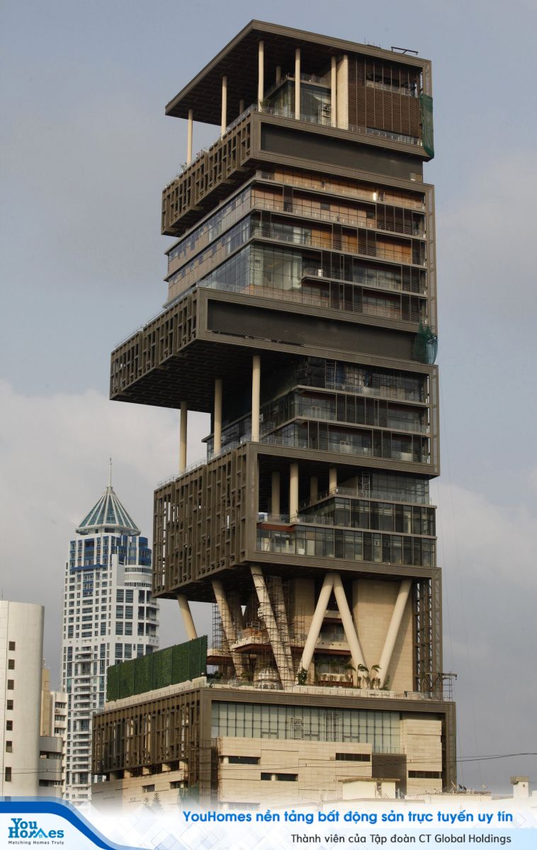 Ngôi nhà rộng 121.000 mét vuông được đặt tên là Antilia, dựa theo tên một hòn đảo thần thoại trên Đại Tây Dương.