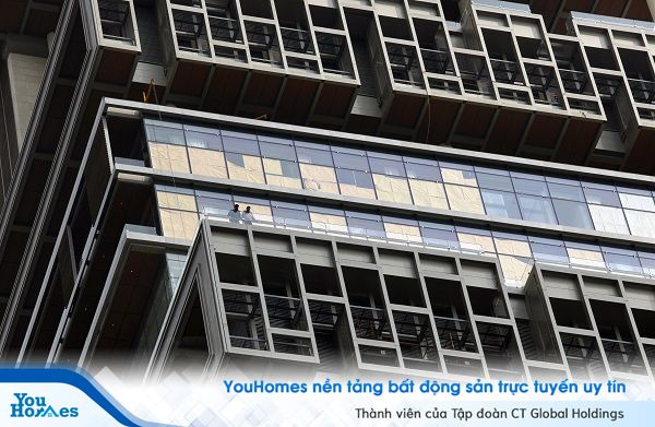 Tòa nhà cao 173 mét có 6 tầng dưới lòng đất để làm chỗ đỗ xe, 3 sân bay, và sử dụng tới 600 nhân viên để vận hành.