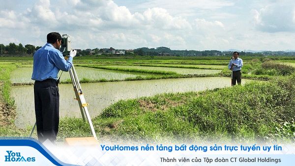 Đối với trường hợp hộ gia đình, cá nhân trực tiếp sản xuất nông nghiệp có đất bị thu hồi mà dẫn đến có điều kiện tiếp tục sản xuất, thu nhập bị suy giảm thì có thể được xem xét hỗ trợ đào tạo, chuyển đổi nghề và tìm kiếm việc làm.