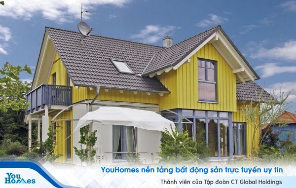 Mẫu nhà 2 tầng mái thái thu hút mọi ánh nhìn.