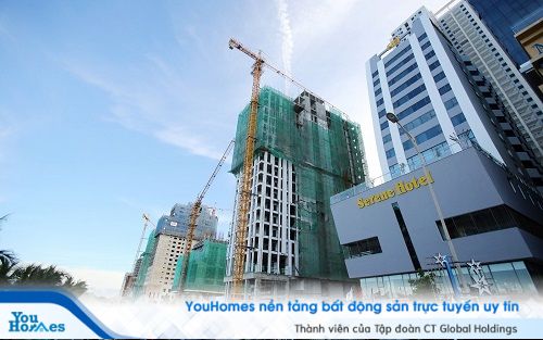 Đầu tư là hoạt động sử dụng các nguồn lực tài chính, nguồn lực vật chất, nguồn lực lao động và trí tuệ để sản xuất kinh doanh trong một thời gian tương đối dài nhằm thu về lợi nhuận và lợi ích kinh tế xã hội.
