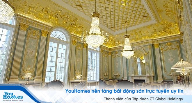 Không gian bên trong biệt thự với phòng khách hào nhoáng với nội thất dát vàng.