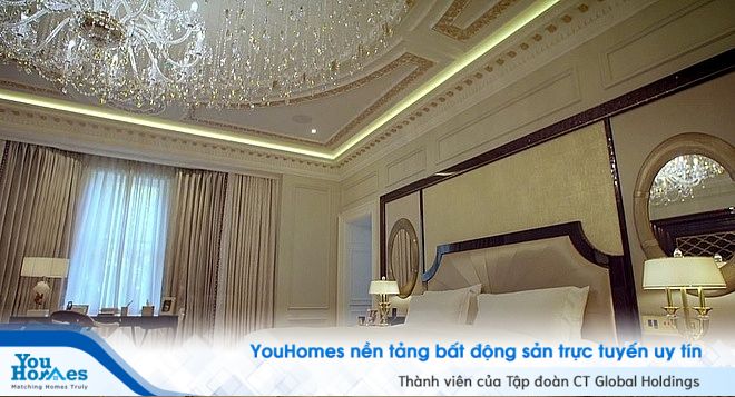 Phòng ngủ của biệt thự 300 triệu USD với phần trần trang trí đèn pha lê tinh tế.