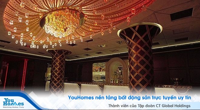 Quầy bar của căn biệt thự với thiết kế màu sắc trang nhã cũng đồ nội thất siêu cao cấp.