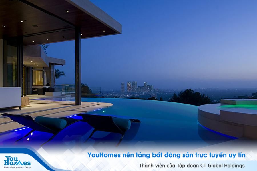 Hồ bơi vô cực của ngôi biệt thự với view nhìn ra thành phố.