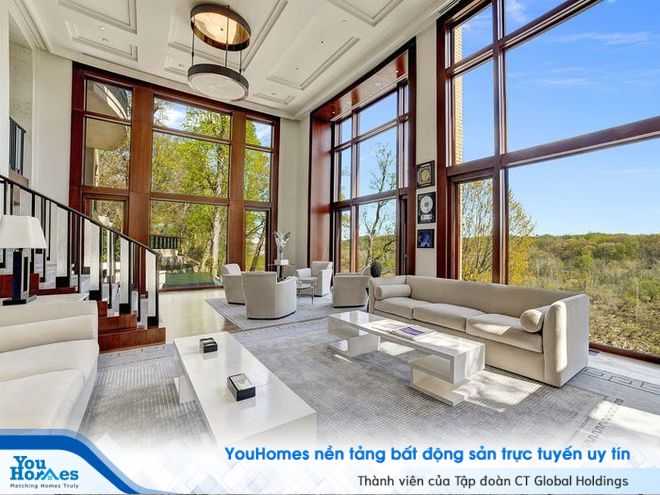 Không gian phòng khách biệt thự tinh tế với hệ thống cửa kính cỡ lớn.