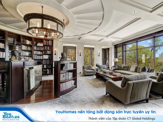 Ngôi biệt thự còn sở hữu một thư viện với hàng ngàn đầu sách quý.