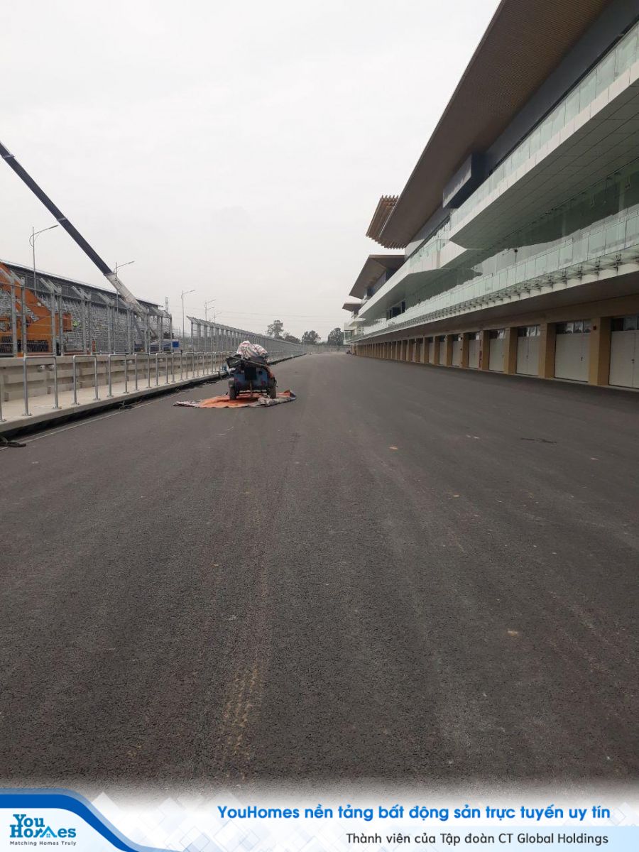 Đường nhựa dành cho đua xe F1 GrandPrix sỡ hữu chất lượng đặc biệt cao cấp.