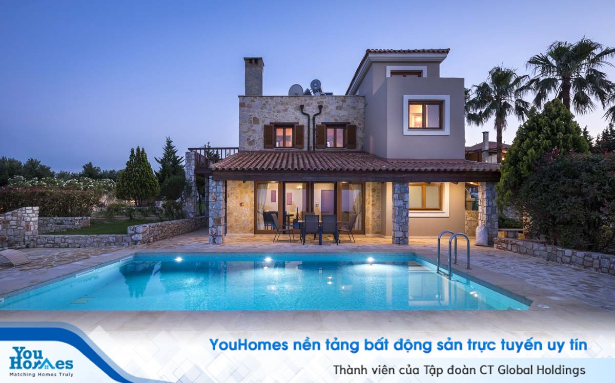 Bể bơi tạo nên một không gian tuyệt vời cho ngôi nhà 2 tầng. 