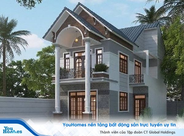 Ngôi nhà được trang hoàng bằng hệ thống cửa gỗ để lấy sáng và gió vào bên trong ngôi nhà.