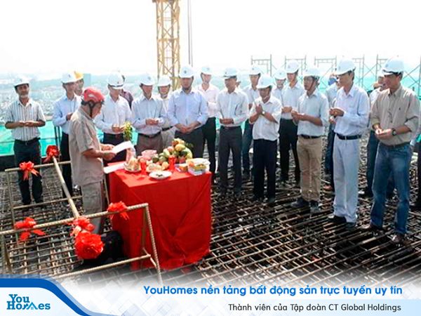 Lễ đổ mái nhà, cất nóc nhà là nghi lễ với ý nghĩa báo cáo với Thổ Công và Trời Đất rằng công việc xây dựng nhà đã hoàn thành.