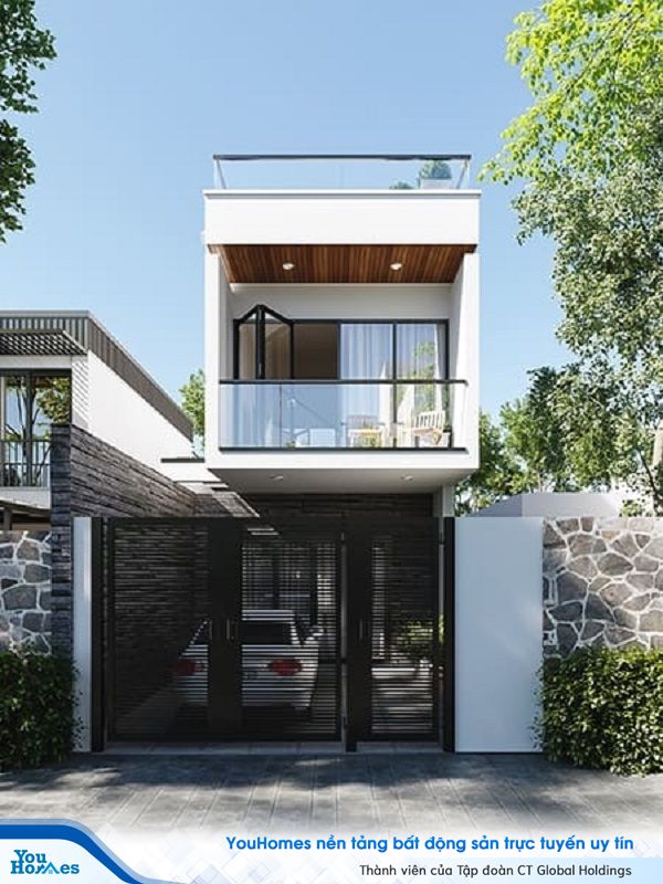 Sau chiếc cổng màu đen kiên cố là khoảng sân rộng thích hợp để xe ô tô.