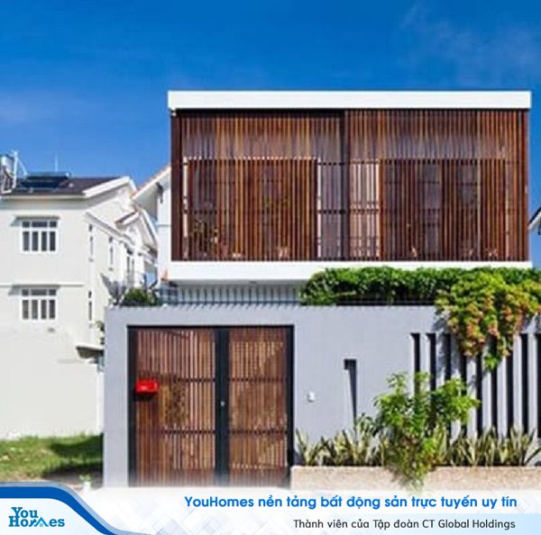 Sử dụng những thanh lam bằng gỗ để tạo điểm nhấn cho ngôi nhà.