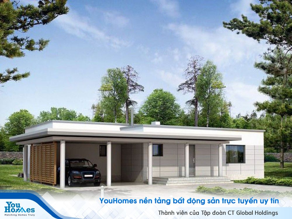 Nhà ống cấp 4 với mặt tiền rộng và gara ô tô được bố trí ngay bên ngoài hiên nhà.