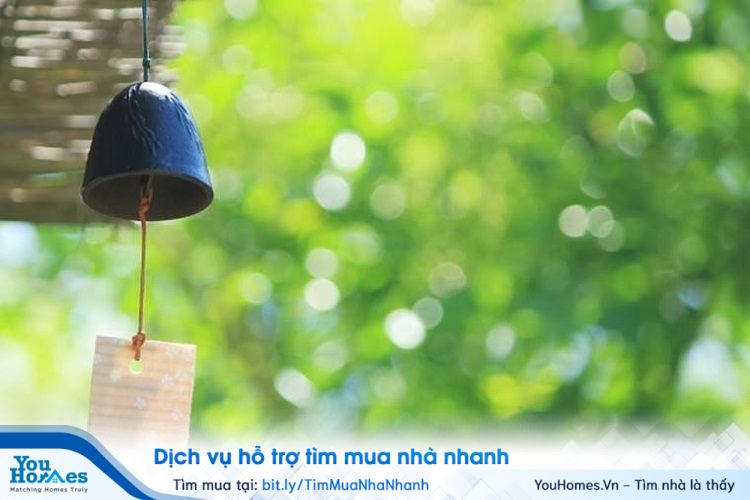 Chuông gió kim loại treo hướng Tây cũng sẽ rất tốt cho chuyện học tập của con trẻ.