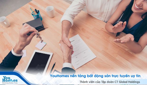 Bạn phải luôn thận trọng và không được nóng vội trong khâu xem xét các điều khoản và ký kết hợp đồng với môi giới bất động sản. 