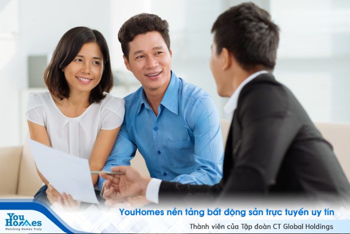 Môi giới nhà đất là trung gian giữa người bán và người mua bất động sản.